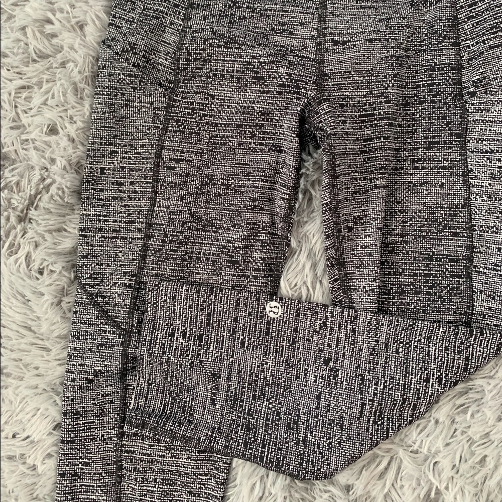 Lululemon yoga pants. - Picture 4 of 10